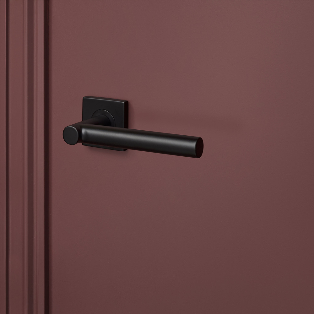 Grosetto_zwart_vierkant_rozet_bordeaux_deur