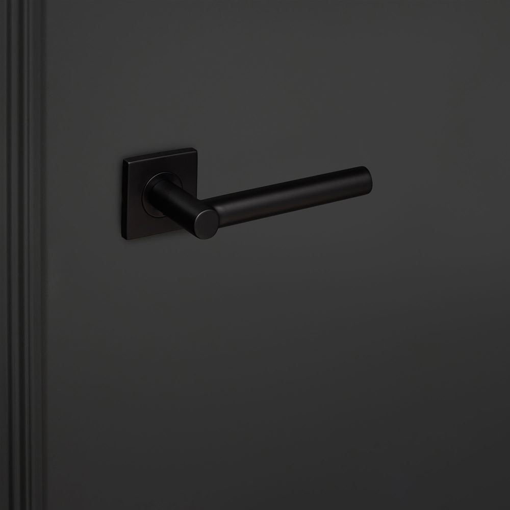 Grosetto_zwart_vierkant_rozet_zwarte_deur