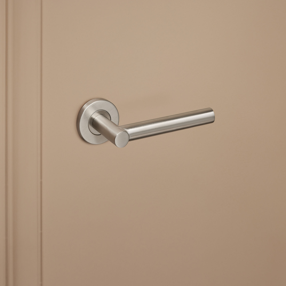 Grosetto_rvs_rond_rozet_donkerbeige_deur