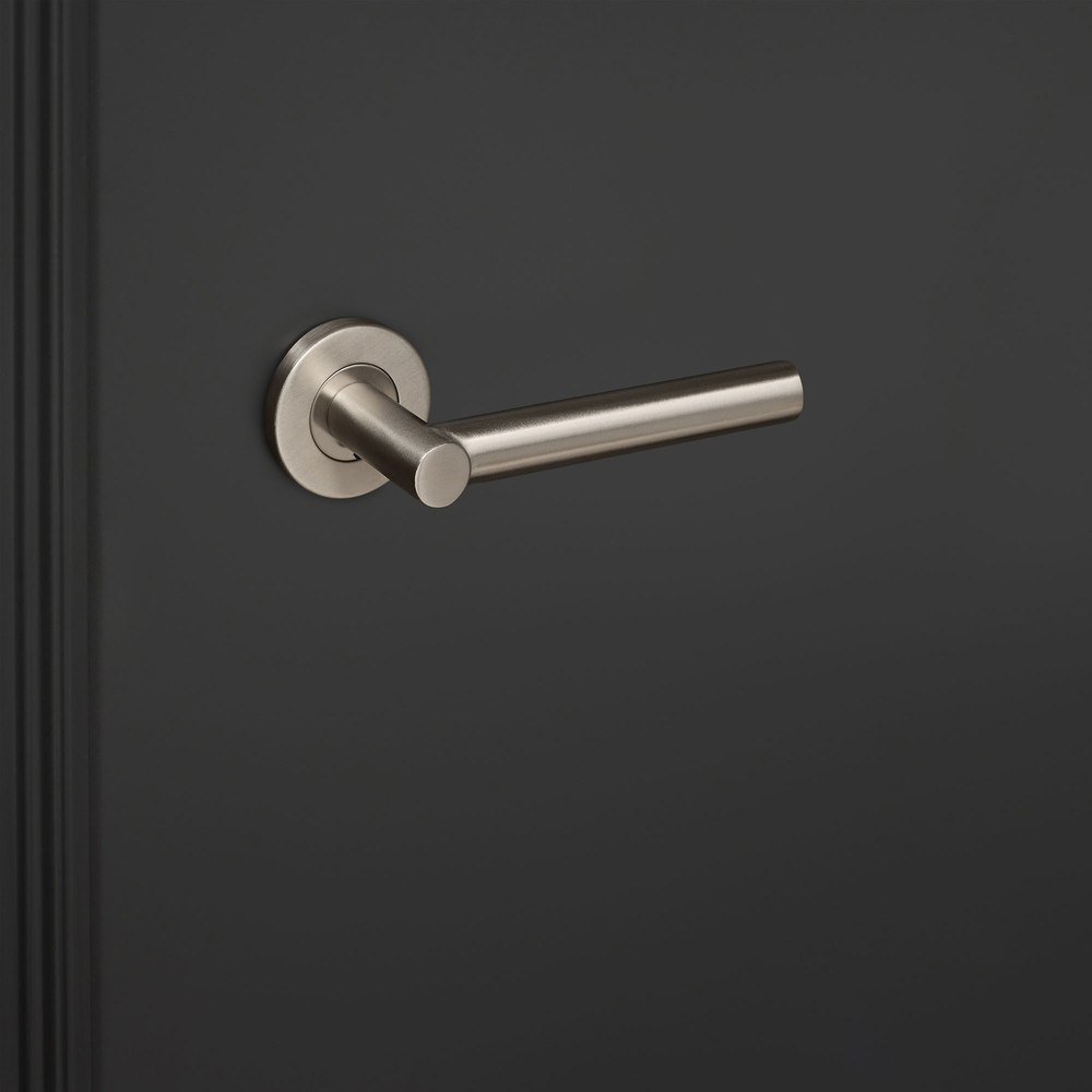 Grosetto_rvs_rond_rozet_zwarte_deur