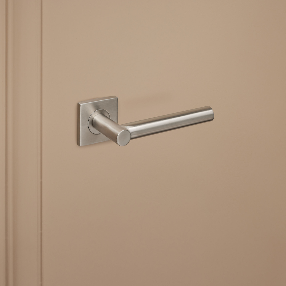 Grosetto_rvs_vierkant_rozet_donkerbeige_deur