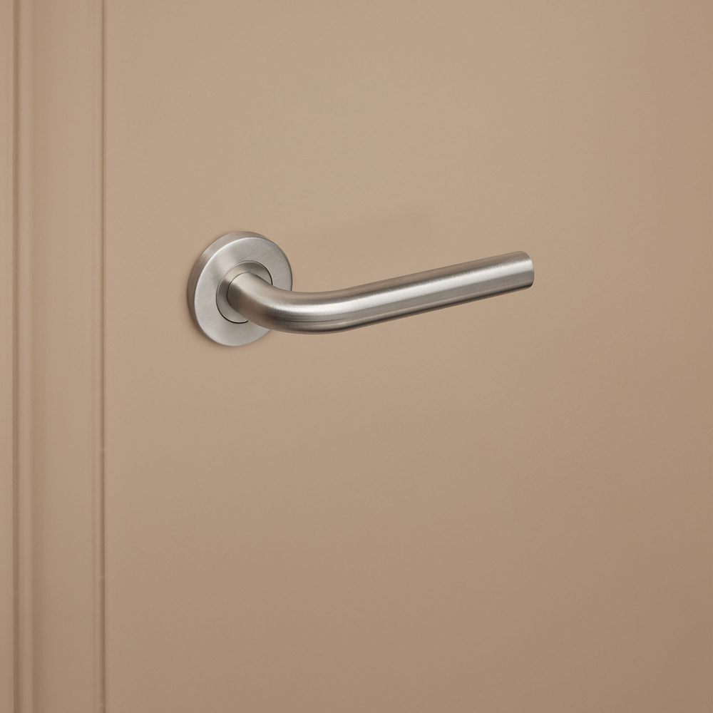 Oristano_rvs_rond_rozet_donkerbeige_deur