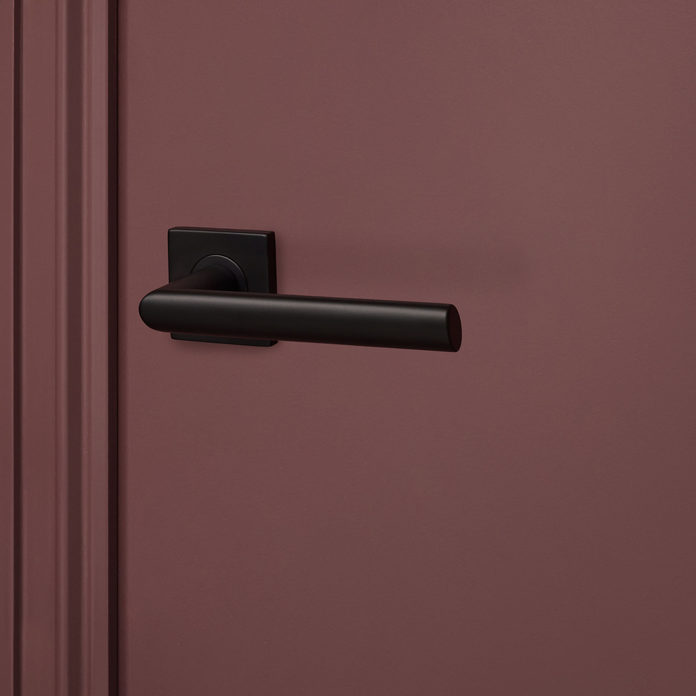 Ragusa_zwart_vierkant_rozet_bordaux_deur