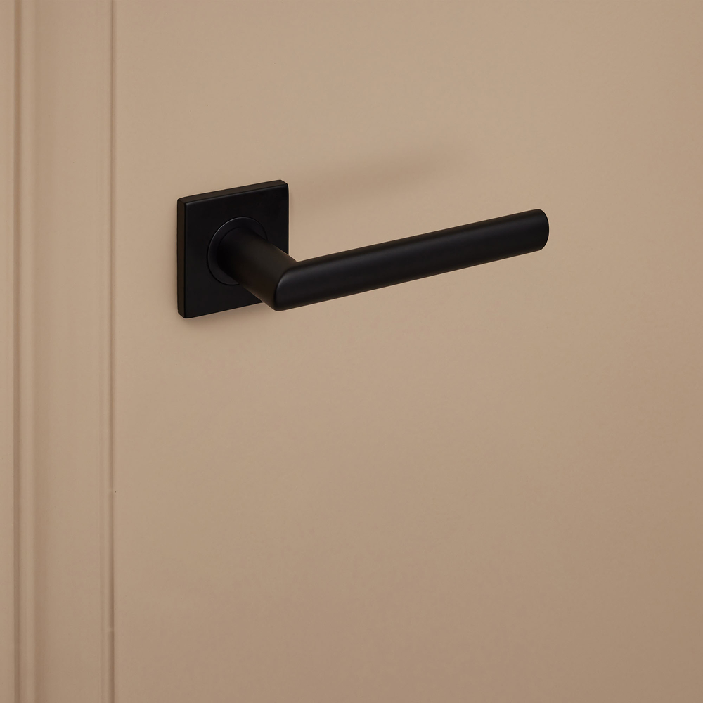 Ragusa_zwart_vierkant_rozet_donkerbeige_deur