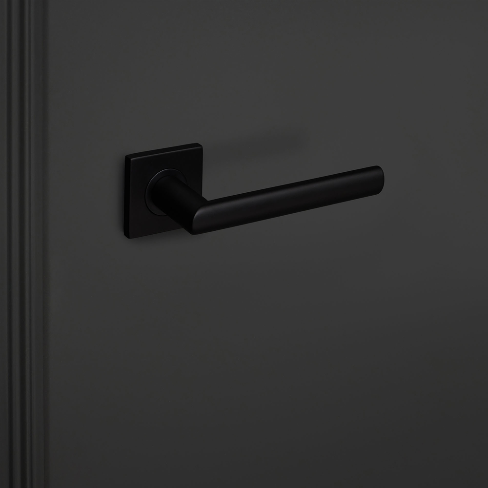 Ragusa_zwart_vierkant_rozet_zwarte_deur