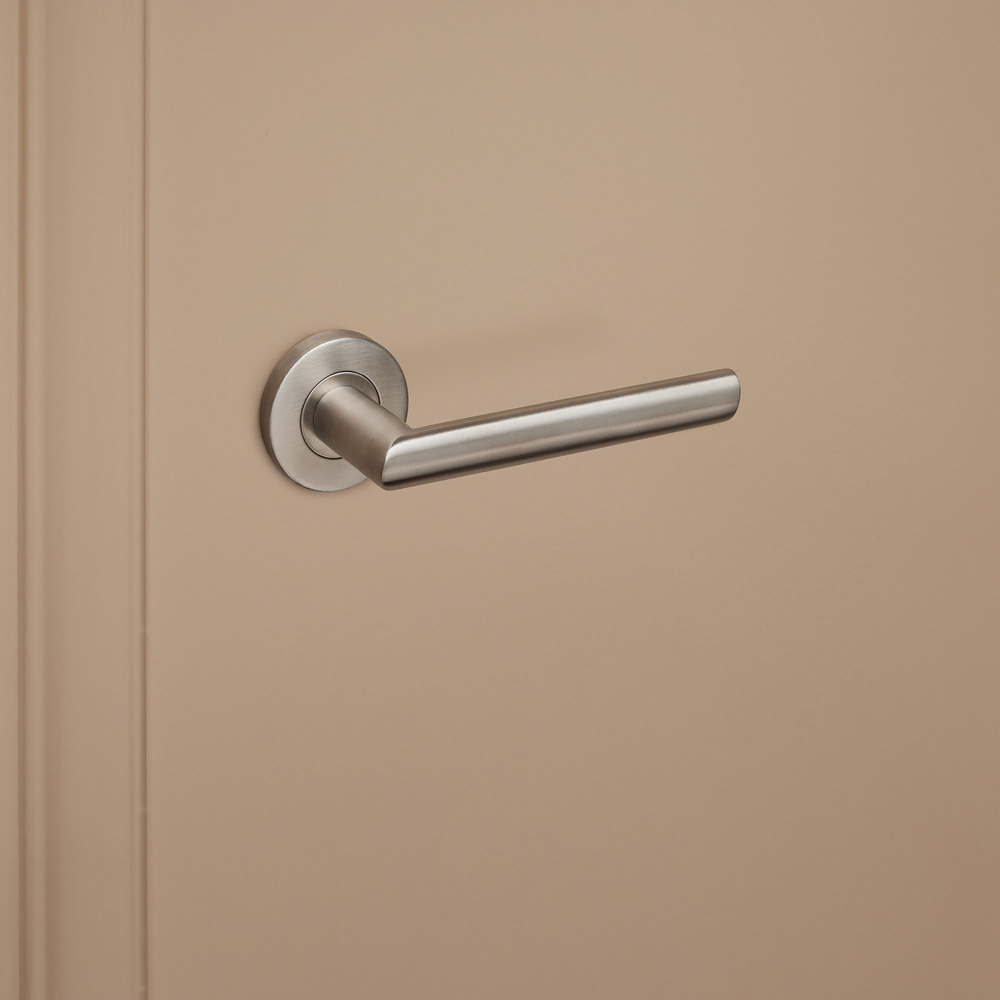 Ragusa_rvs_rond_rozet_donkerbeige_deur