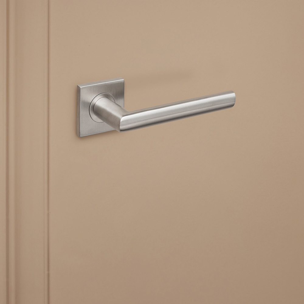 Ragusa_rvs_vierkant_rozet_donkerbeige_deur