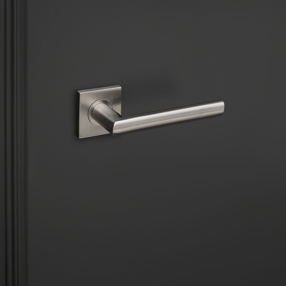 Ragusa_rvs_vierkant_rozet_zwarte_deur