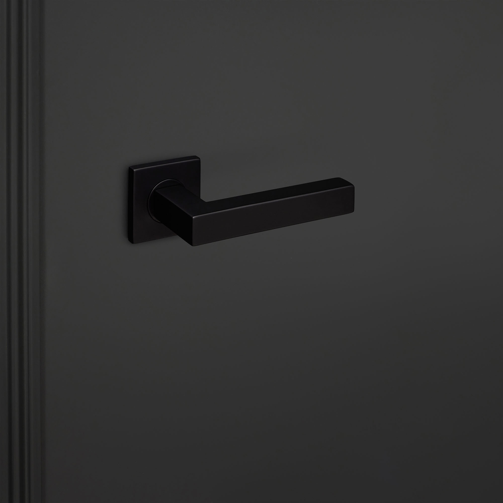 Viterbo_zwart_vierkant_rozet_zwarte_deur