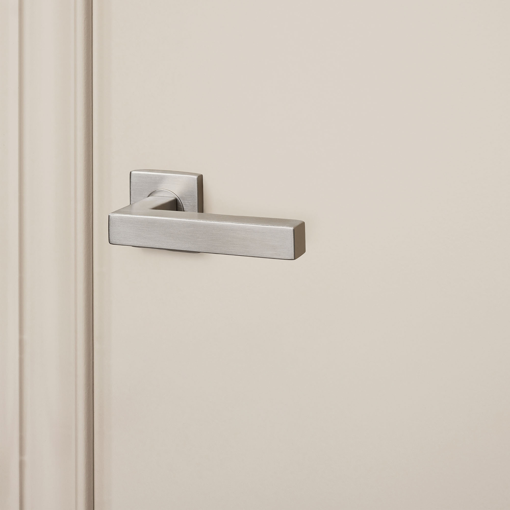 Viterbo_rvs_vierkant_rozet_lichtbeige_deur