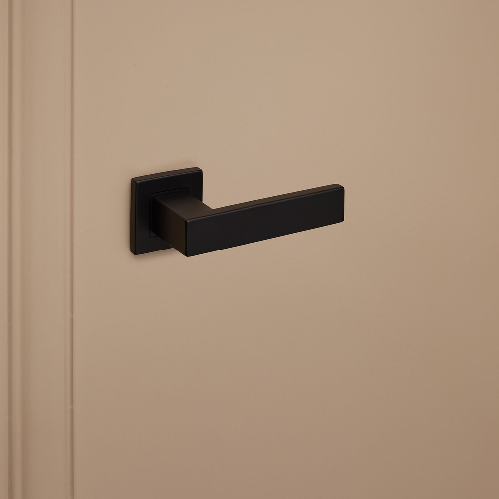 Imperio_zwart_vierkant_rozet_donkerbeige_deur