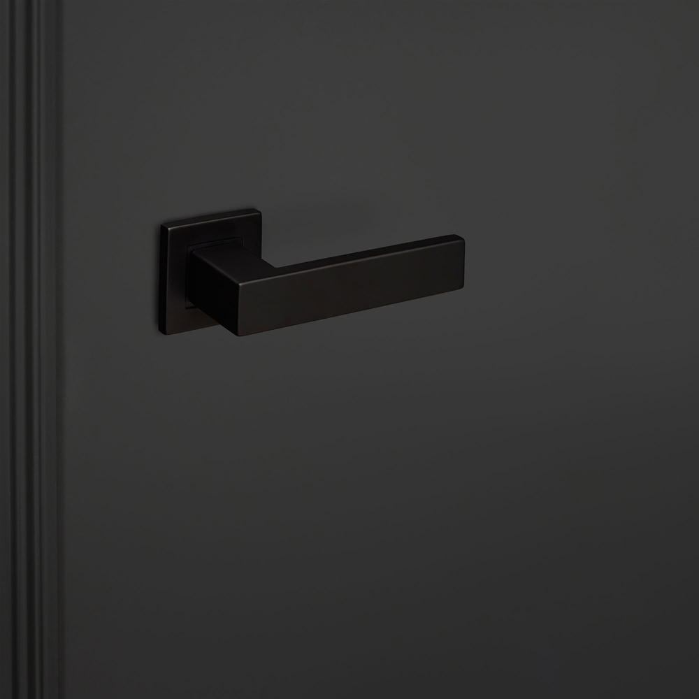 Imperio_zwart_vierkant_rozet_zwarte_deur