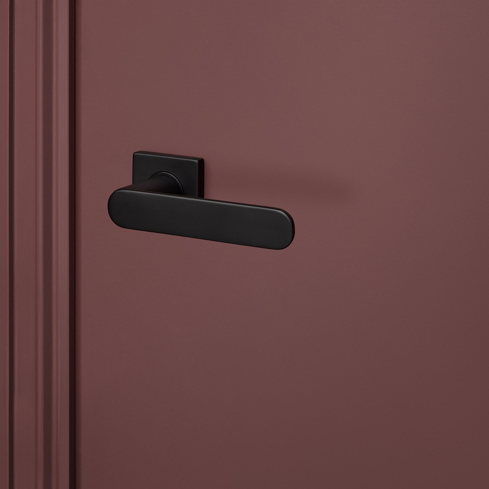 Novara_zwart_vierkant_rozet_bordeaux_deur