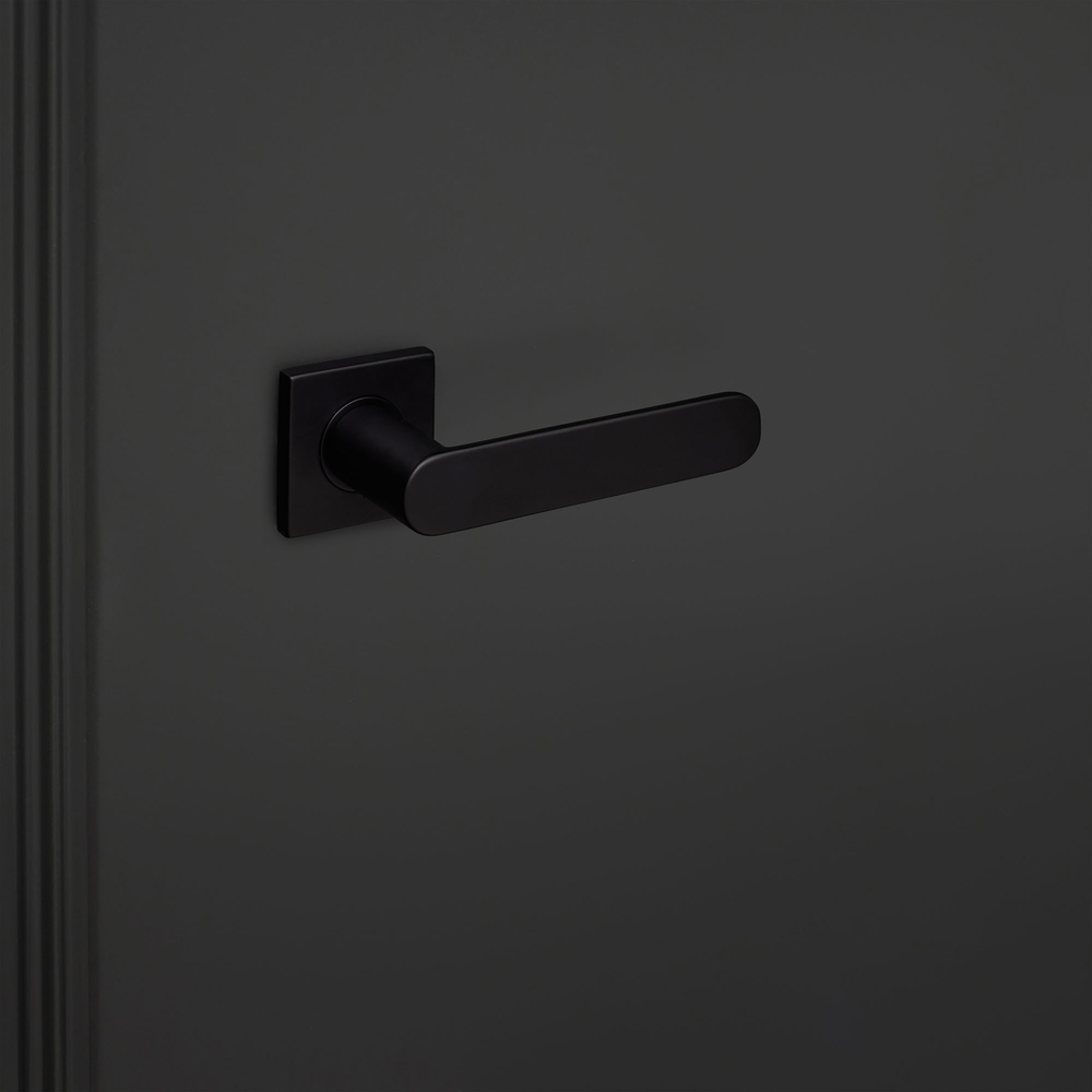 Novara_zwart_vierkant_rozet_zwarte_deur