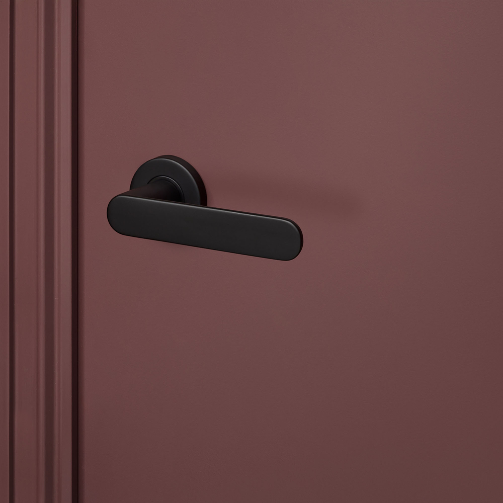 Novara_zwart_rond_rozet_bordeaux_deur
