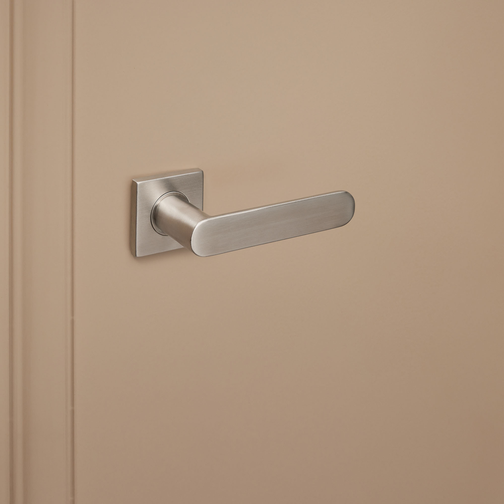 Novara_rvs_vierkant_rozet_donkerbeige_deur