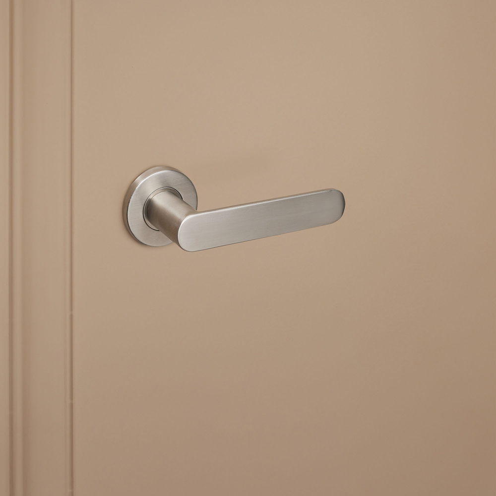 Novara_rvs_rond_rozet_donkerbeige_deur