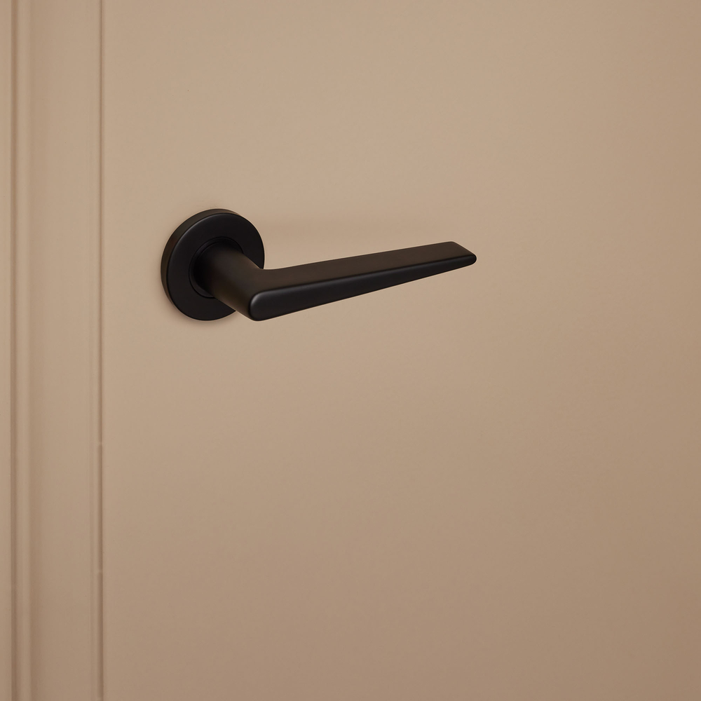 Modena_zwart_rond_rozet_donkerbeige_deur