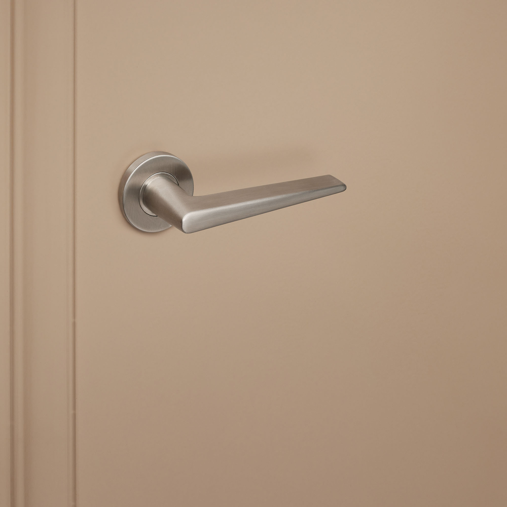 Modena_rvs_rond_rozet_donkerbeige_deur