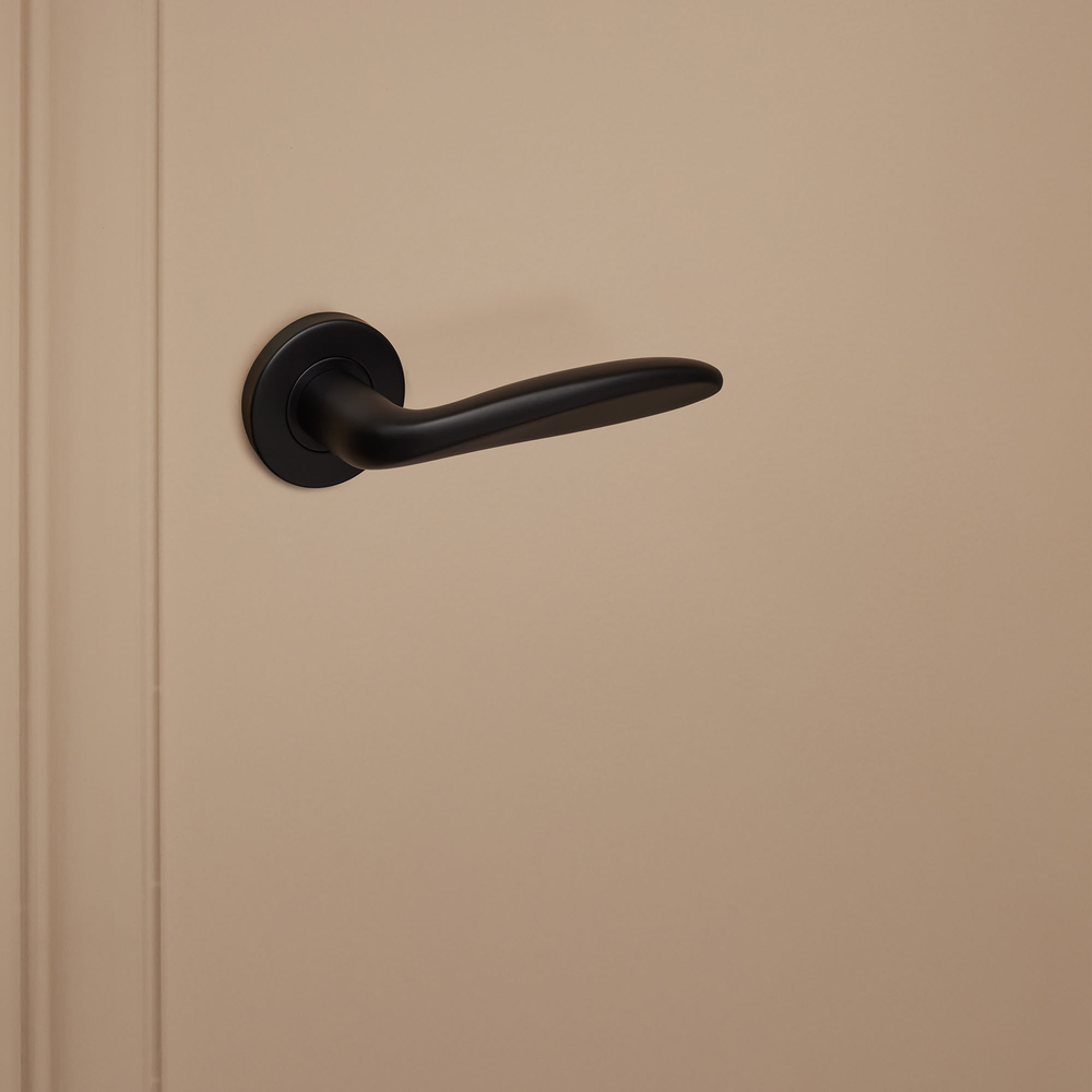 Benevento_zwart_rond_rozet_donkerbeige_deur