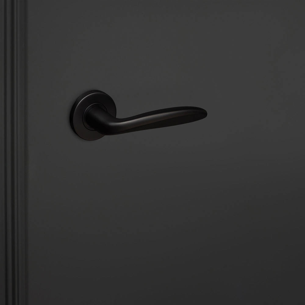 Benevento_zwart_rond_rozet_zwarte_deur