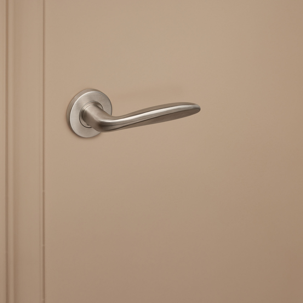 Benevento_rvs_rond_rozet_donkerbeige_deur