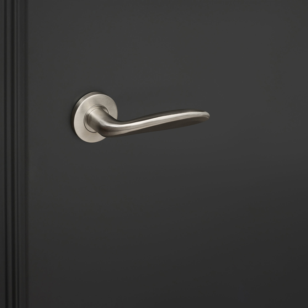 Benevento_rvs_rond_rozet_zwarte_deur