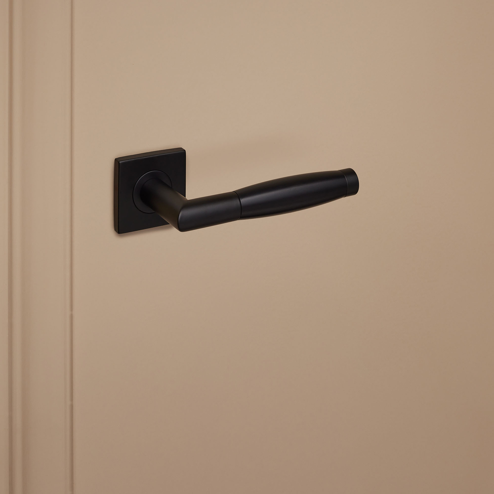 Ascoli_zwart_vierkant_rozet_donkerbeige_deur