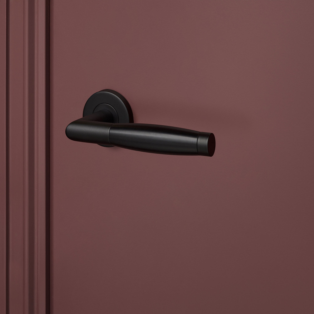 Ascoli_zwart_rond_rozet_bordeaux_deur