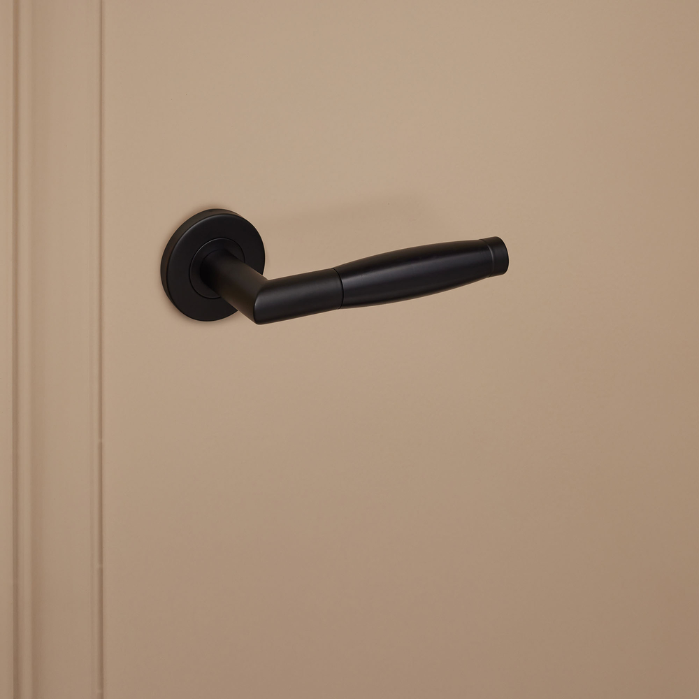 Ascoli_zwart_rond_rozet_donkerbeige_deur