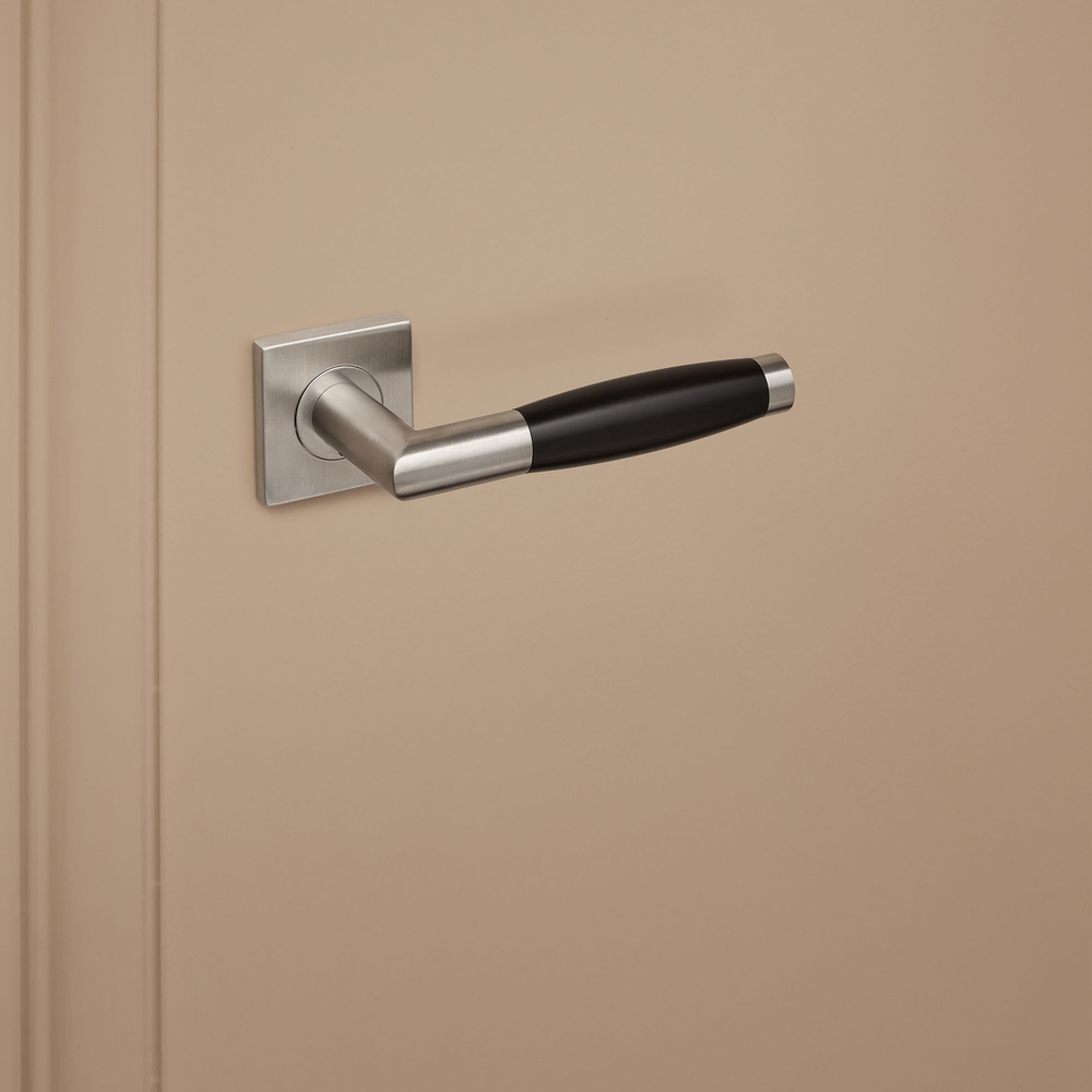 Ascoli_rvs_vierkant_rozet_donkerbeige_deur