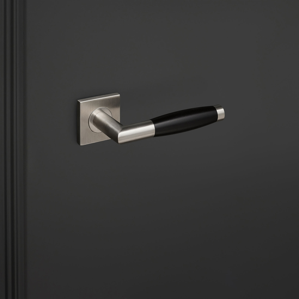 Ascoli_rvs_vierkant_rozet_zwarte_deur