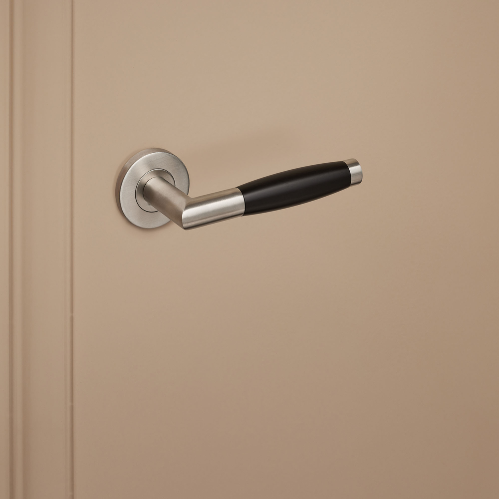 Ascoli_rvs_rond_rozet_donkerbeige_deur