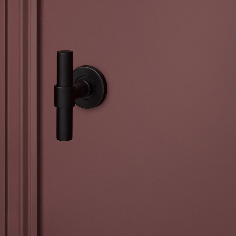 Pesaro_zwart_rond_rozet_bordeaux_deur