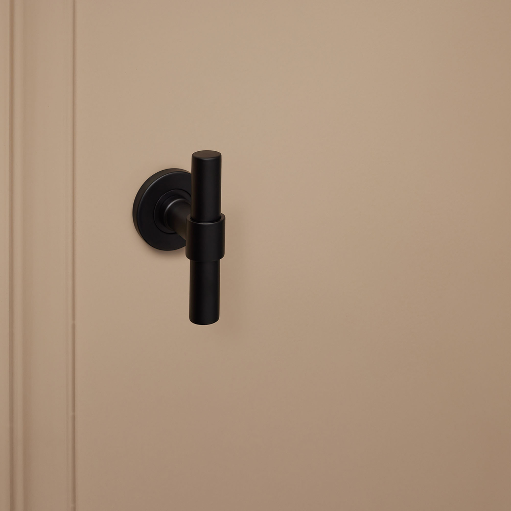 Pesaro_zwart_rond_rozet_donkerbeige_deur