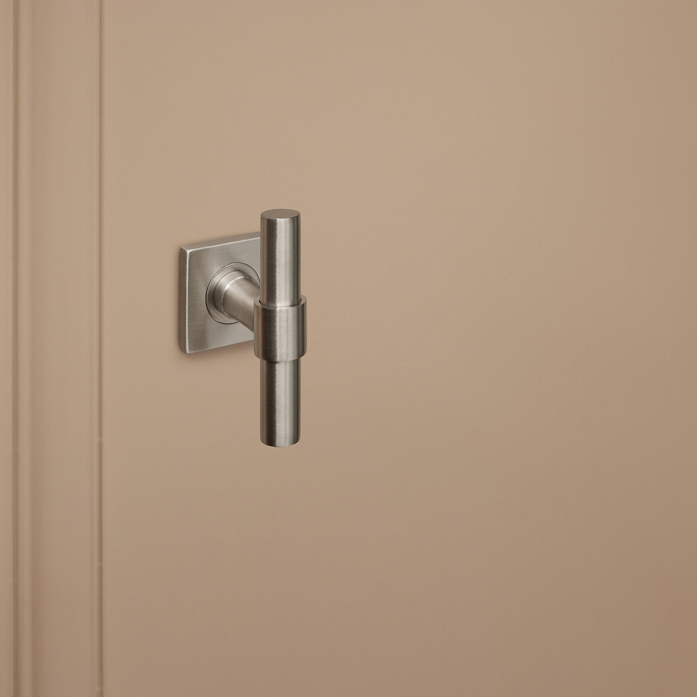 Pesaro_rvs_vierkant_rozet_donkerbeige_deur