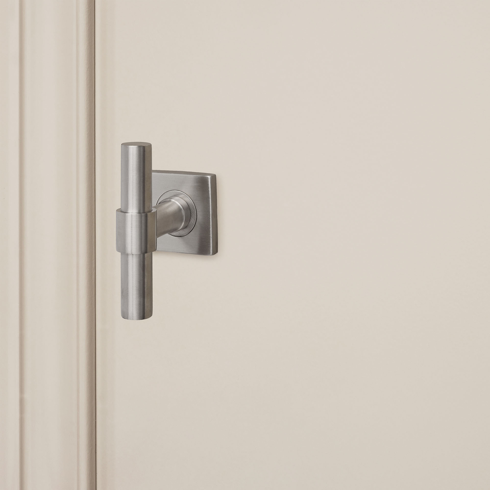 Pesaro_rvs_vierkant_rozet_lichtbeige_deur