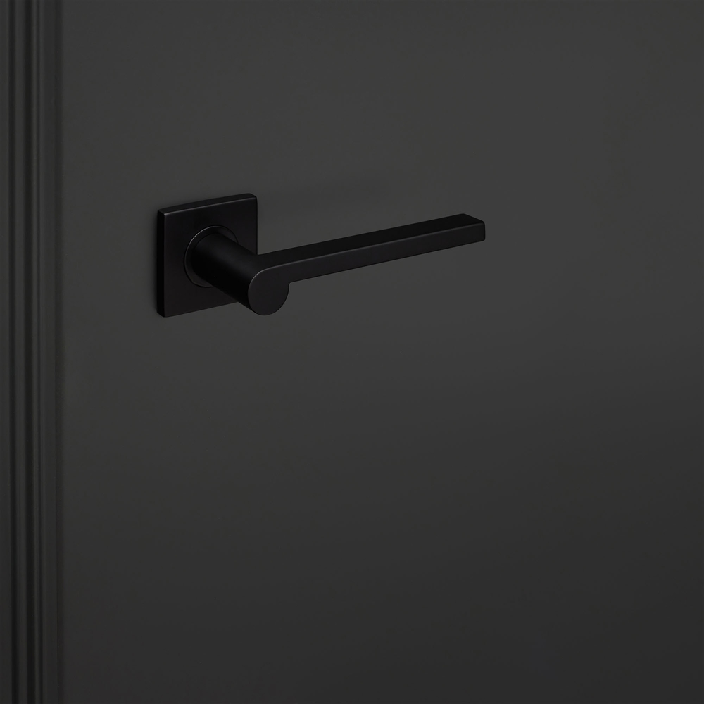 Caserta_zwart_vierkant_rozet_zwarte_deur