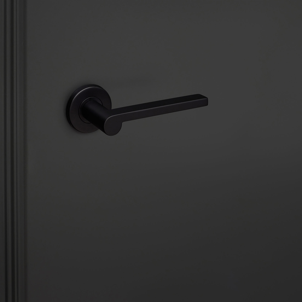 Caserta_zwart_rond_rozet_zwarte_deur