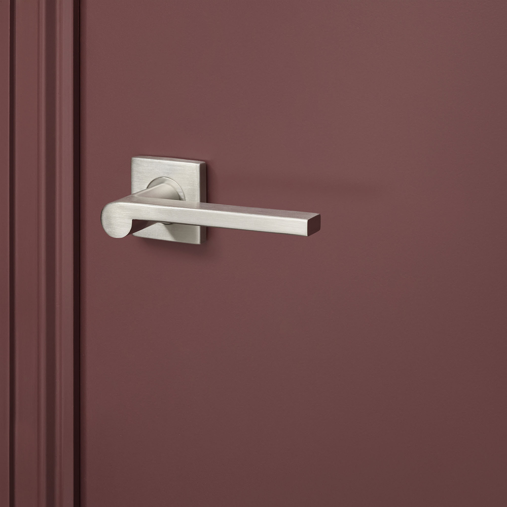 Caserta_rvs_vierkant_rozet_bordeaux_deur