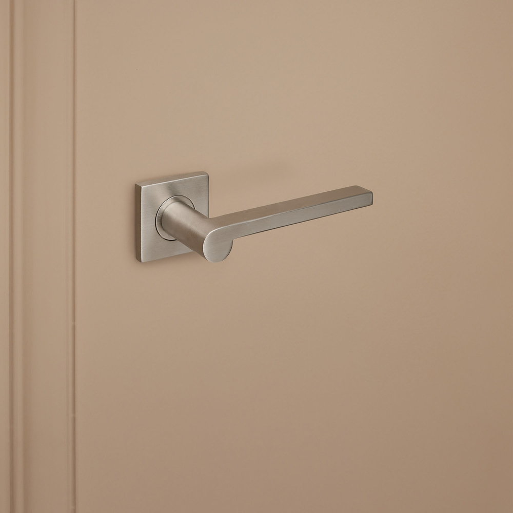 Caserta_rvs_vierkant_rozet_donkerbeige_deur