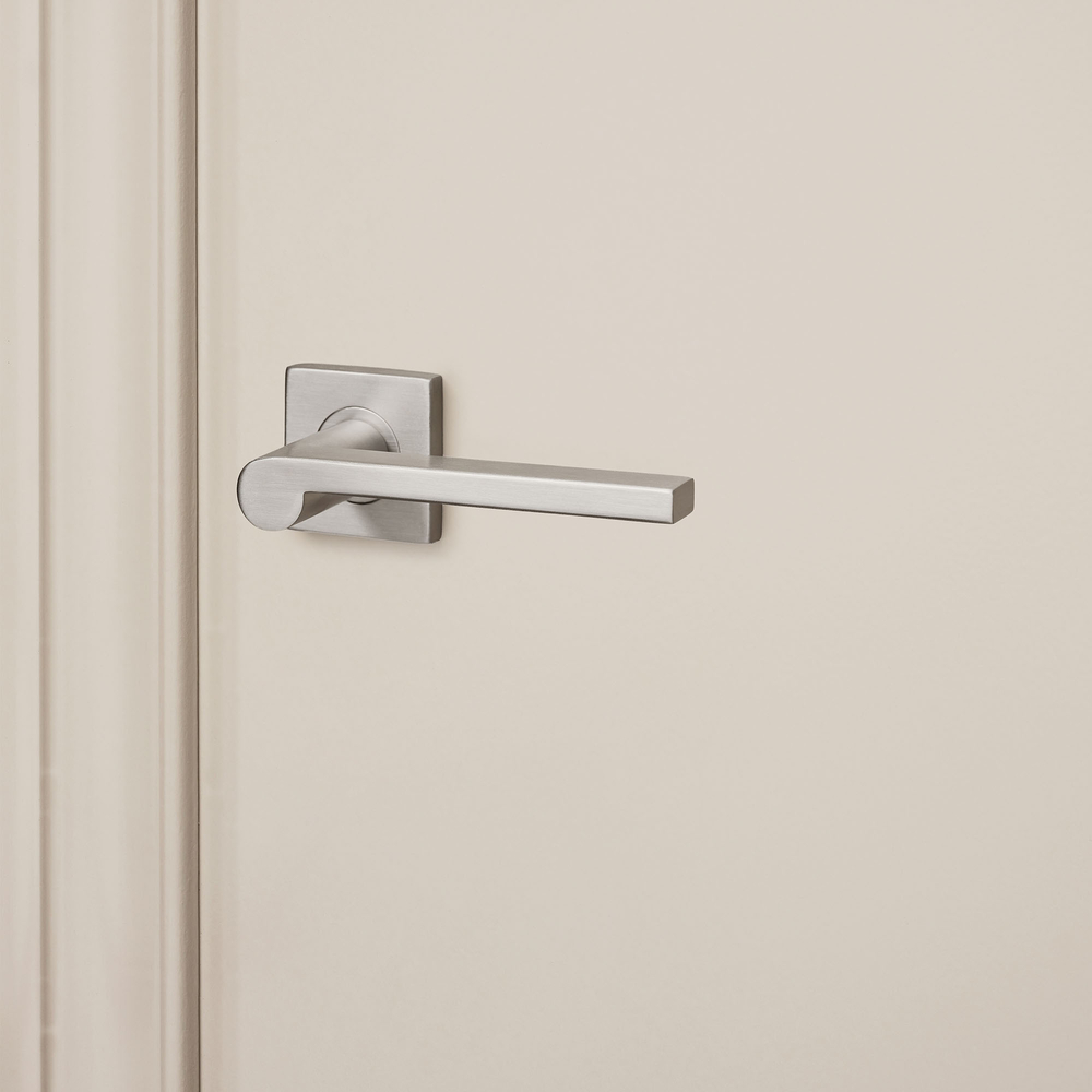 Caserta_rvs_vierkant_rozet_lichtbeige_deur