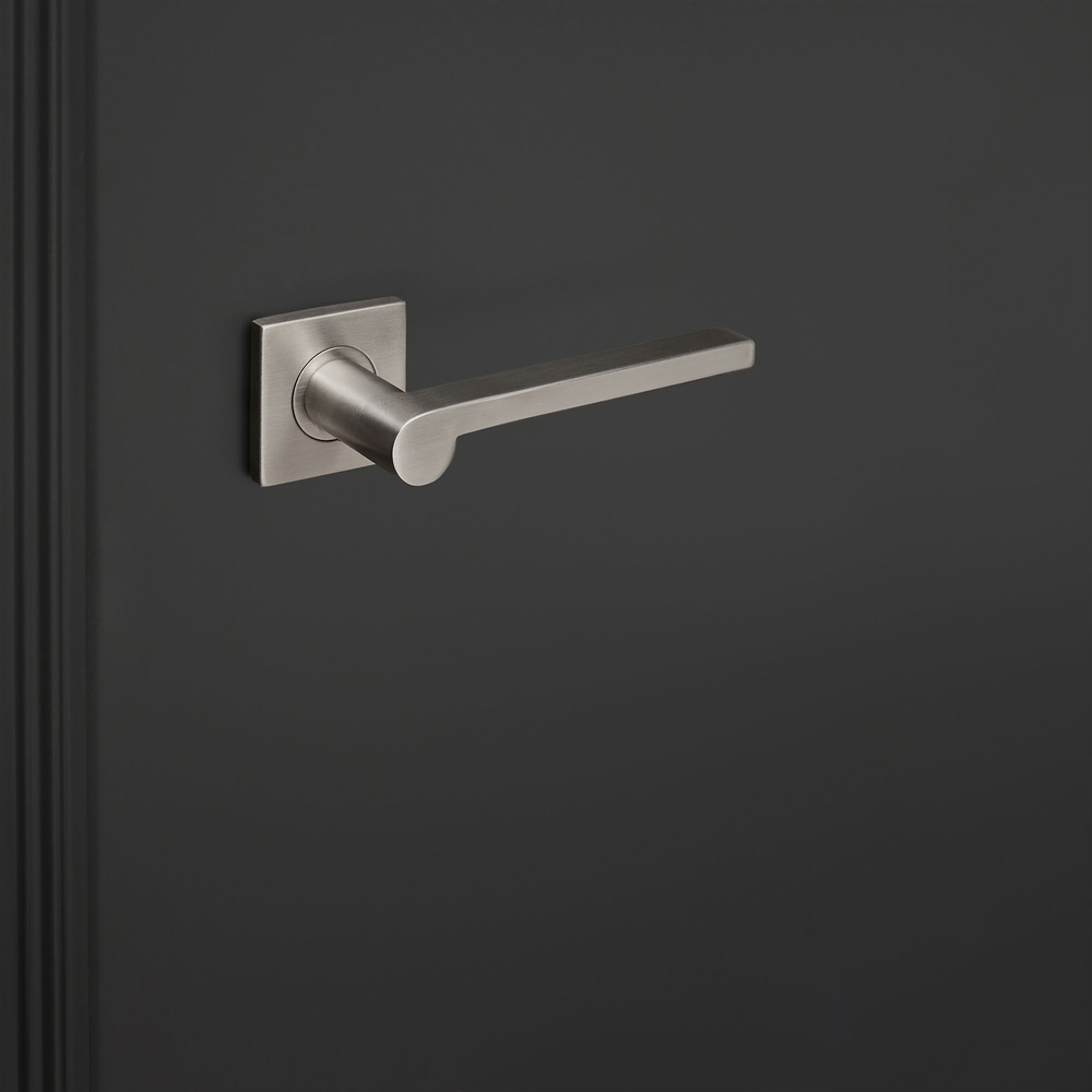 Caserta_rvs_vierkant_rozet_zwarte_deur