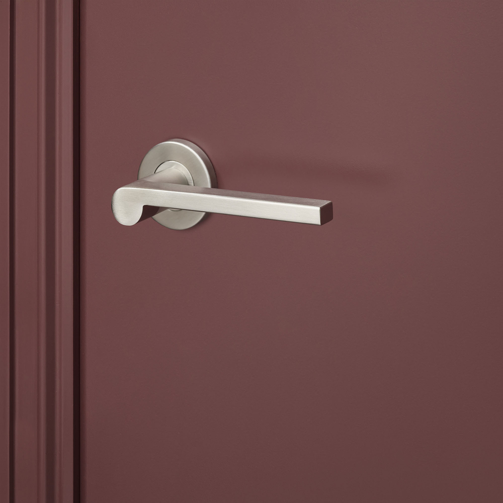 Caserta_rvs_rond_rozet_bordeaux_deur