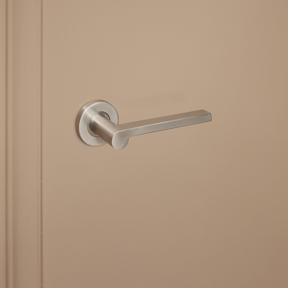 Caserta_rvs_rond_rozet_donkerbeige_deur