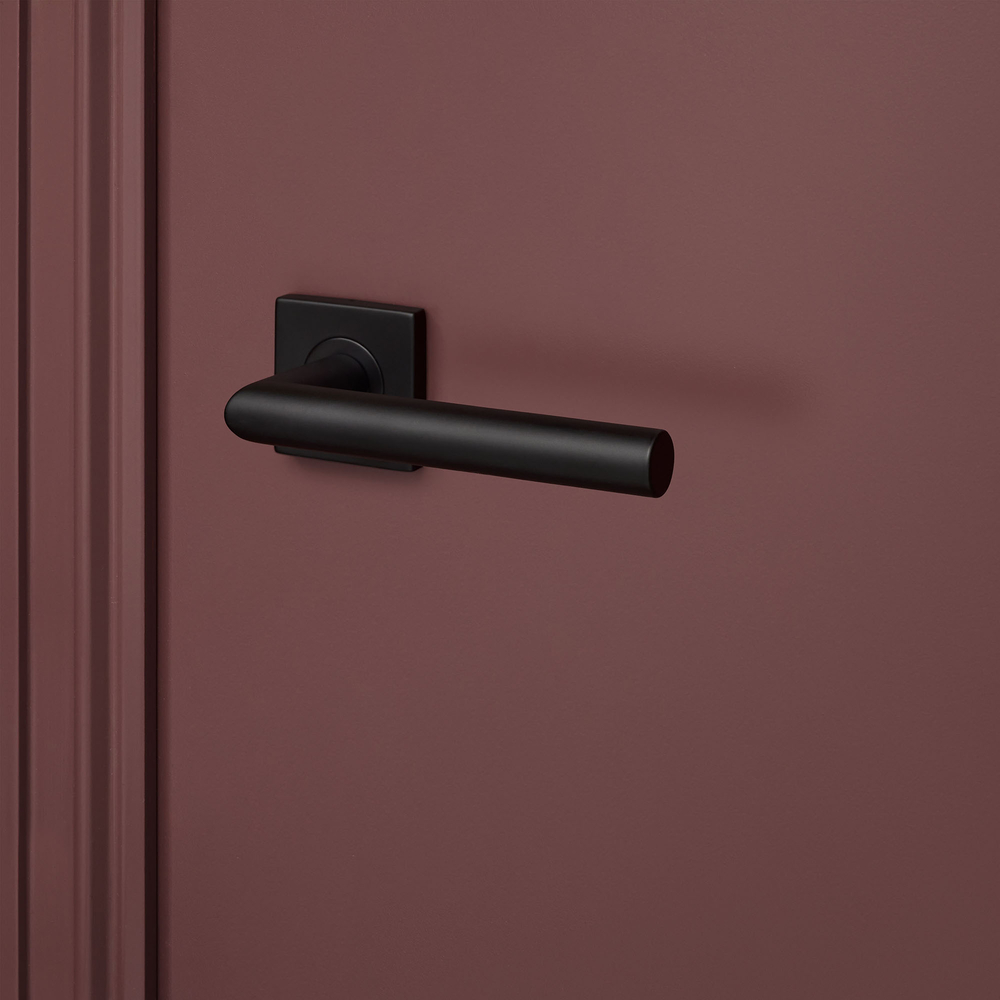 Mantua_zwart_vierkant_rozet_bordeaux_deur