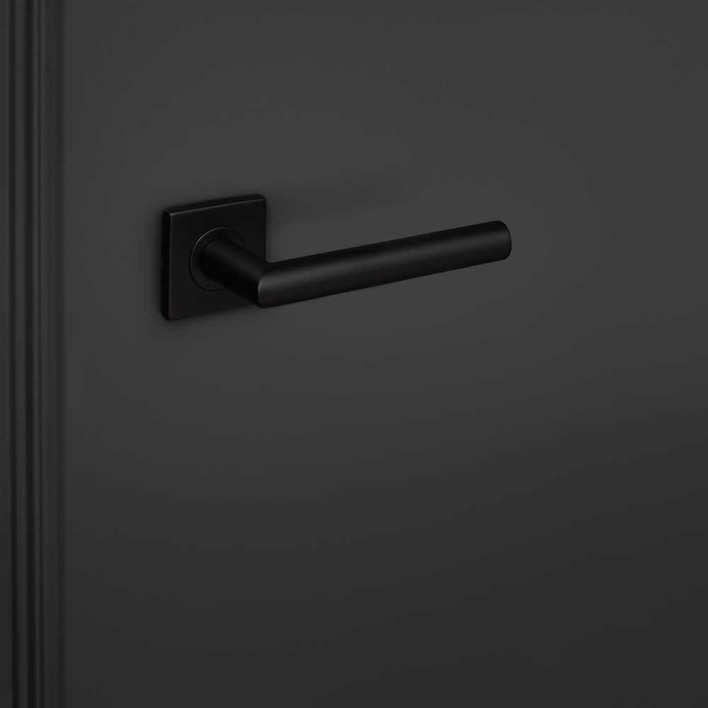 Mantua_zwart_vierkant_rozet_zwarte_deur