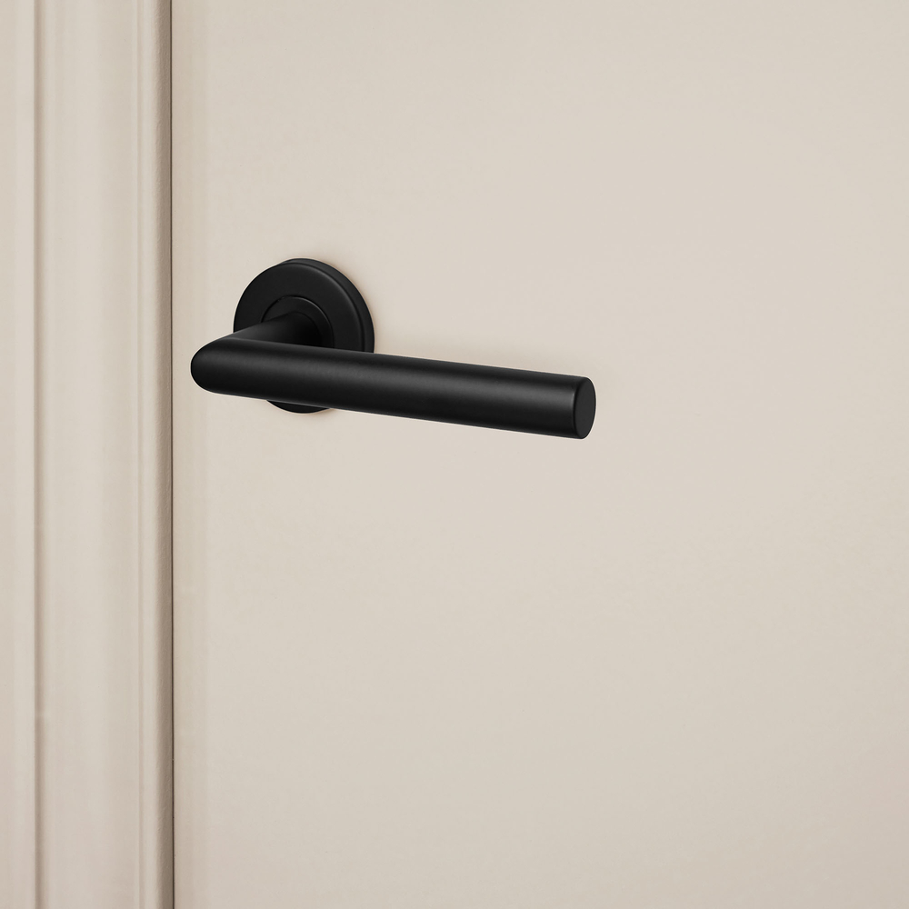 Mantua_zwart_rond_rozet_lichtbeige_deur