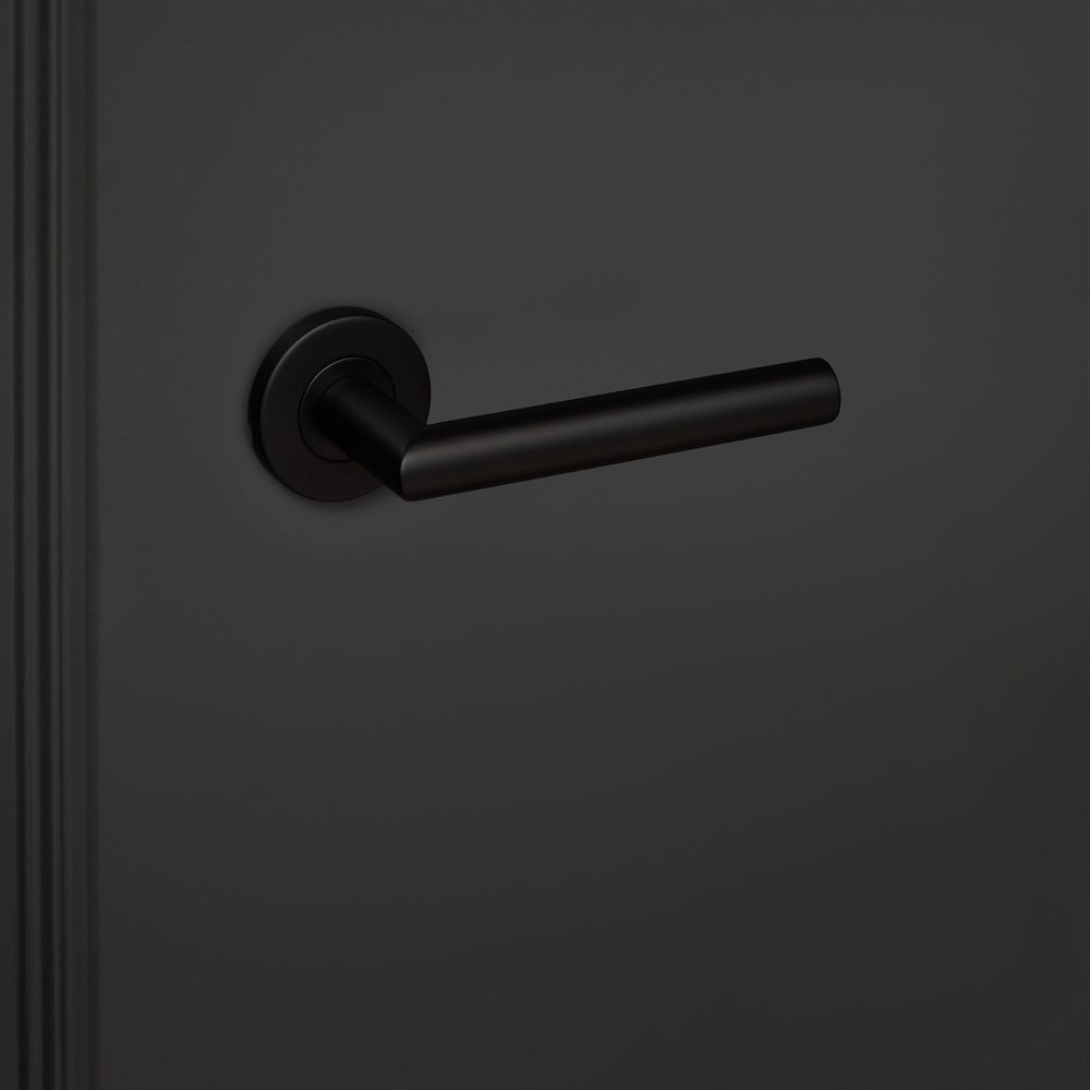 Mantua_zwart_rond_rozet_zwarte_deur