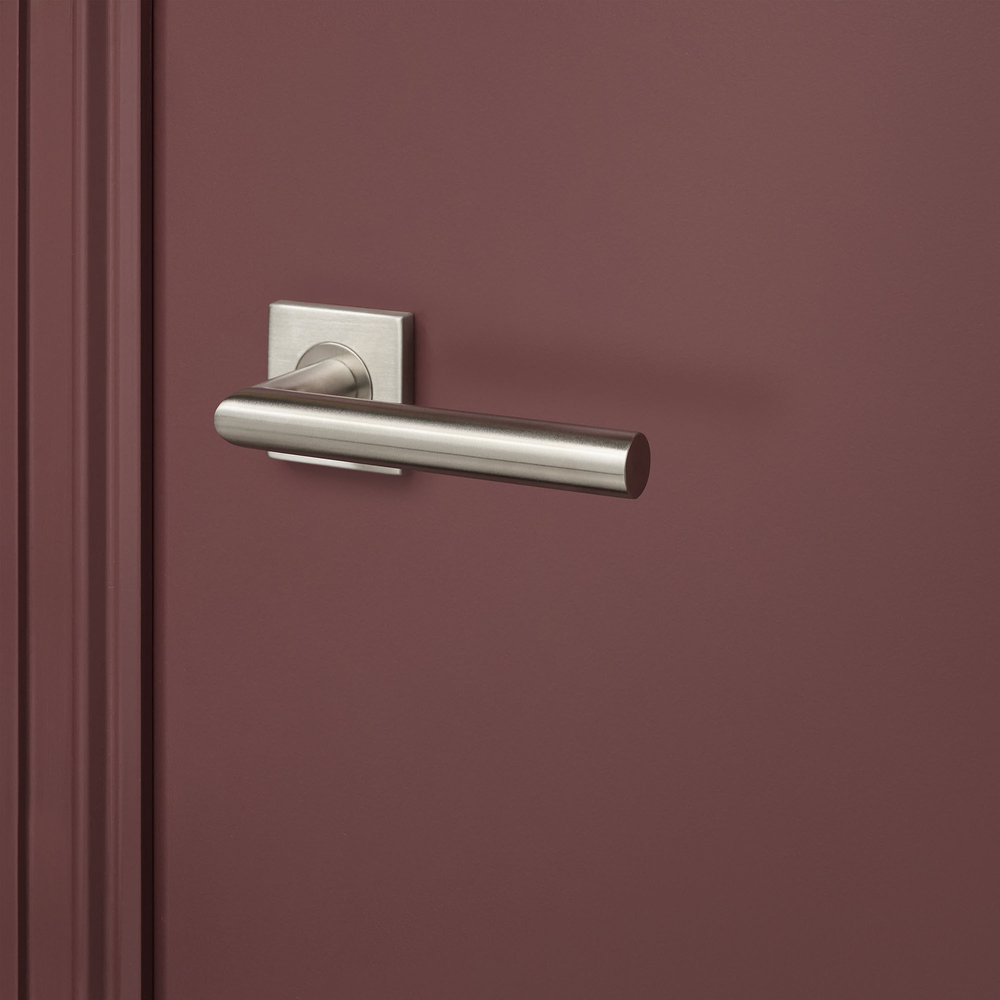 Mantua_rvs_vierkant_rozet_bordeaux_deur